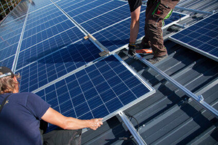 Gemeinsam die Energiewende voranbringen: Dachdecker- und E-Handwerk kooperieren bei Installation von Photovoltaik-Anlagen
