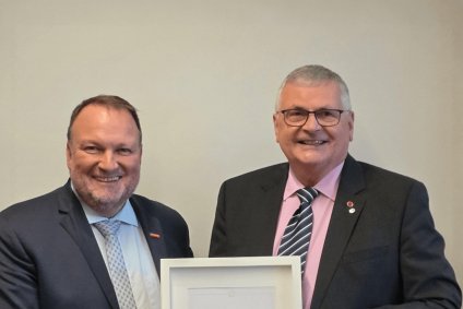 Goldene Ehrennadel für Rolf Meurer